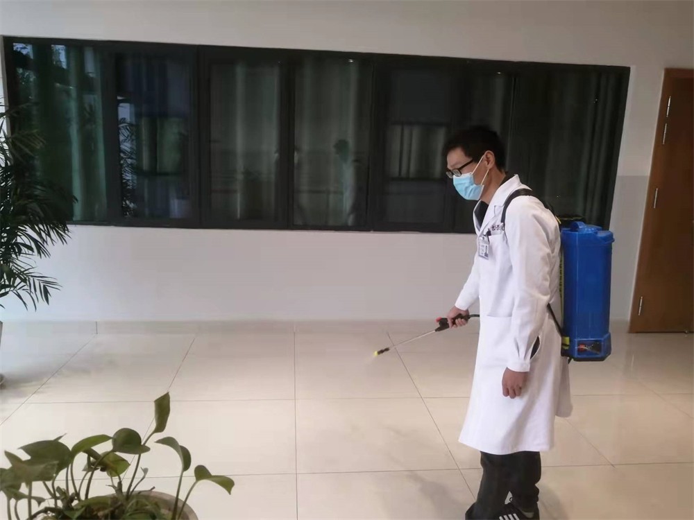 医务室全面消毒.jpg