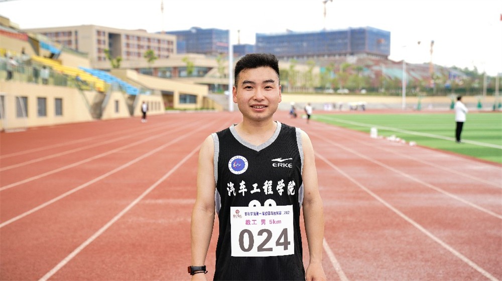 教工男子组5km第一名~1.jpg