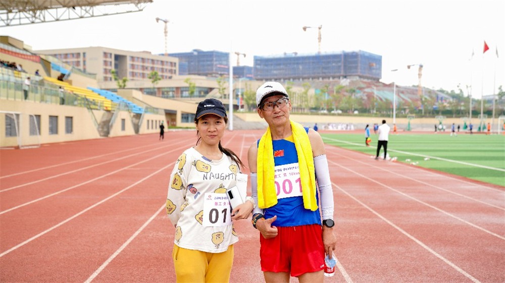 教工男子组10km第一名（右）~1.jpg