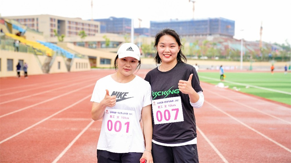 教工女子组10km第一名（左）第二名（右）~1.jpg