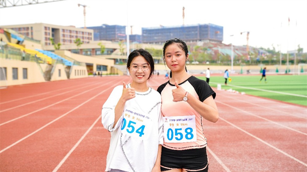 学生女子组5km第一名（左）第二名（右）~1.jpg