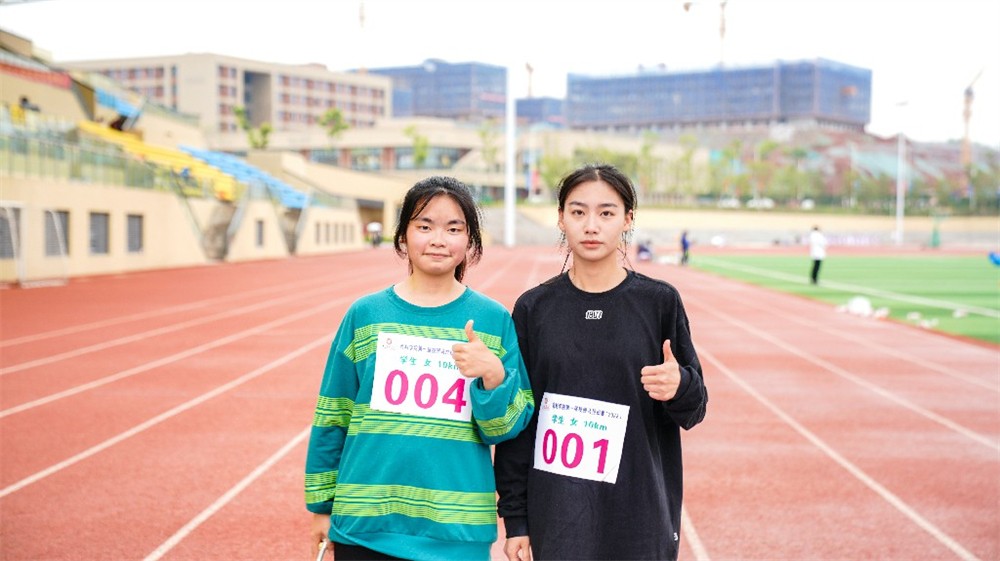 学生女子组10km第一名（右）第二名（左）~1.jpg