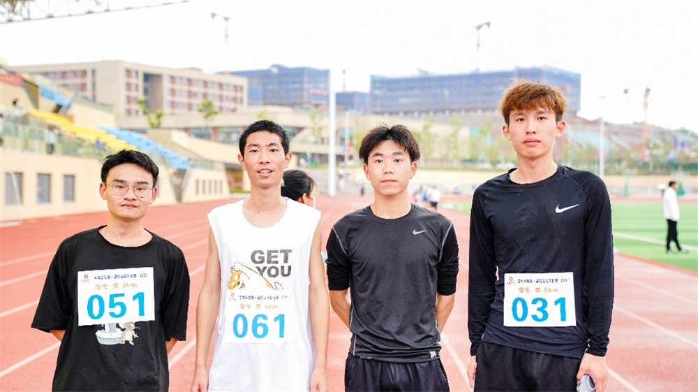 学生男子组5km前四名~1.jpg