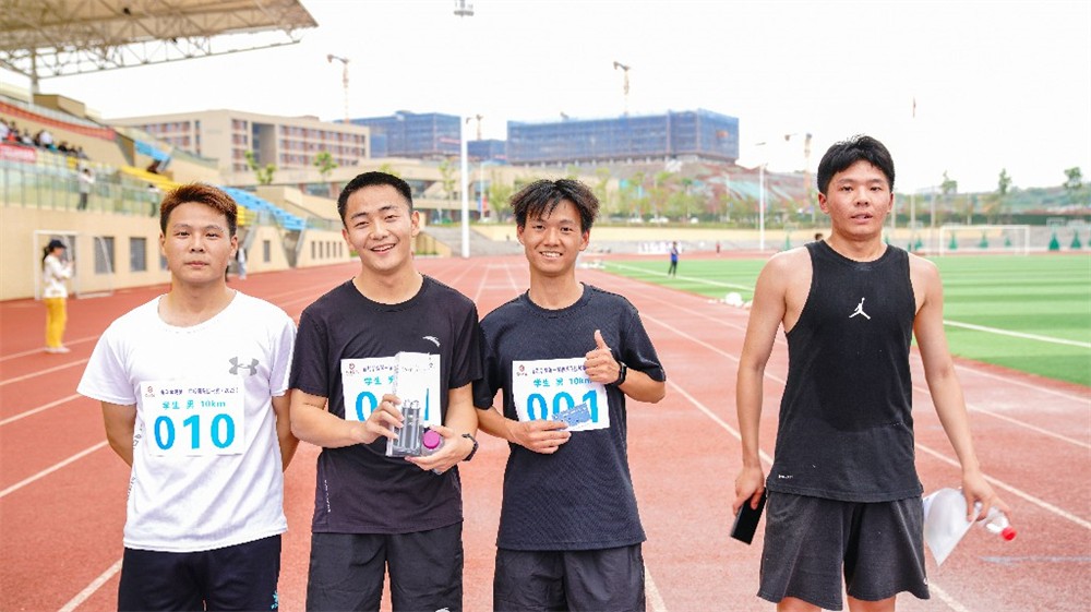 学生男子组10km前四名~1.jpg